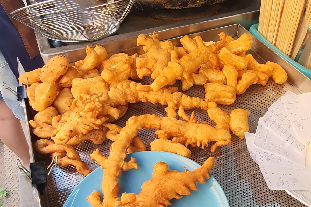 Real Thai breakfast not in hotel , Do you want to try?