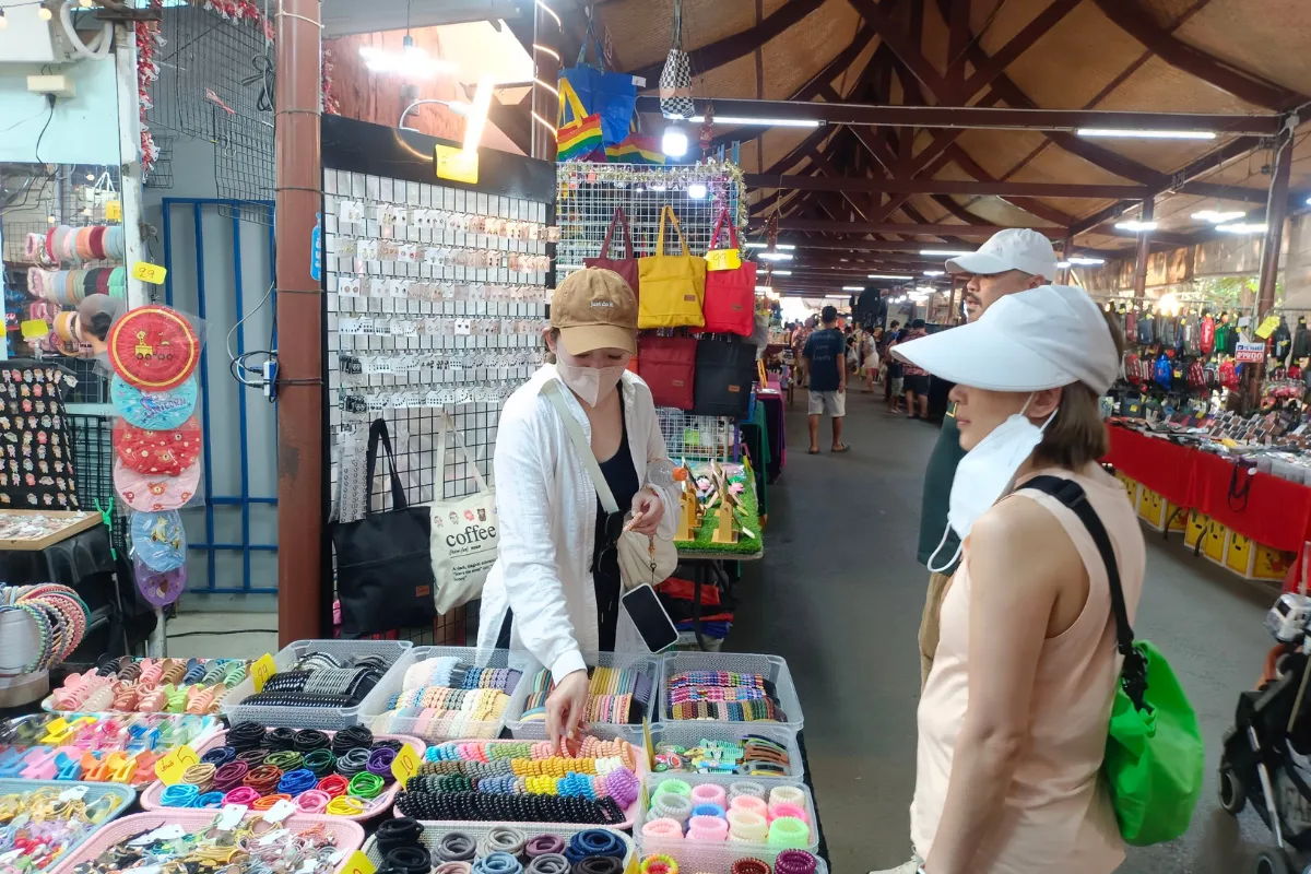 Bangnamphung floating market
