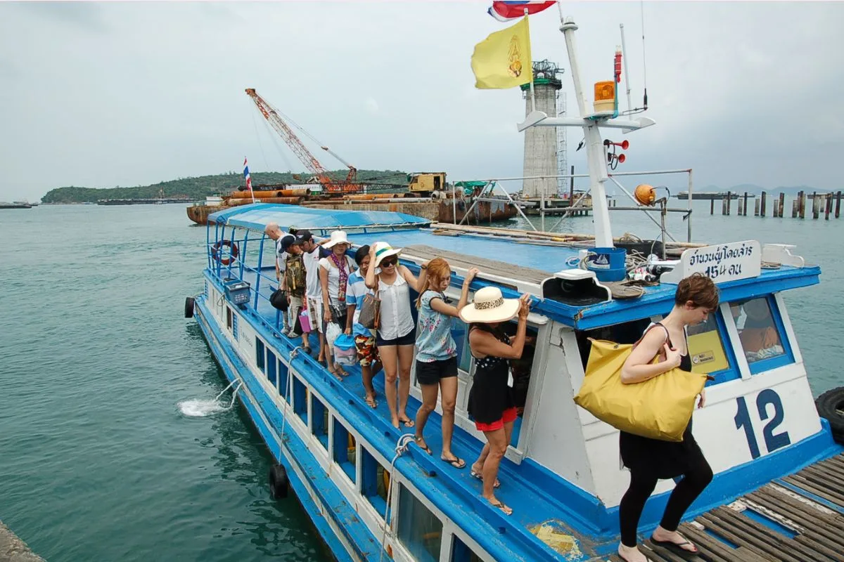 ข้ามเรือสู่เกาะล้าน