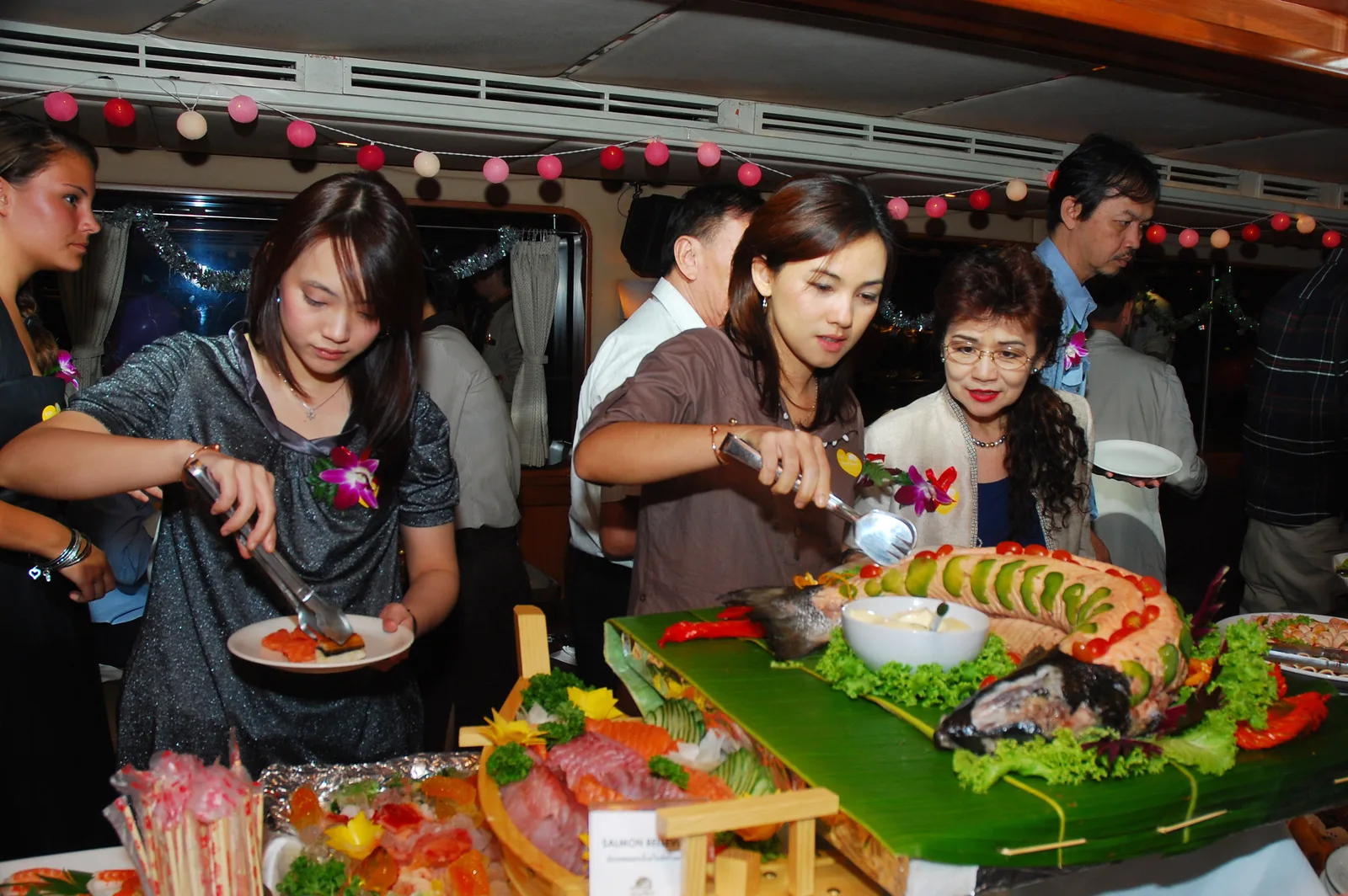 บุฟเฟ่ต์ล่องเรือ Grand Pearl Cruise Bangkok: อาหารทะเลสดๆ พร้อมวิวเจ้าพระยา
