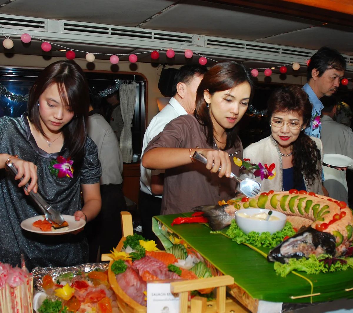 บุฟเฟ่ต์ล่องเรือ Grand Pearl Cruise Bangkok: อาหารทะเลสดๆ พร้อมวิวเจ้าพระยา