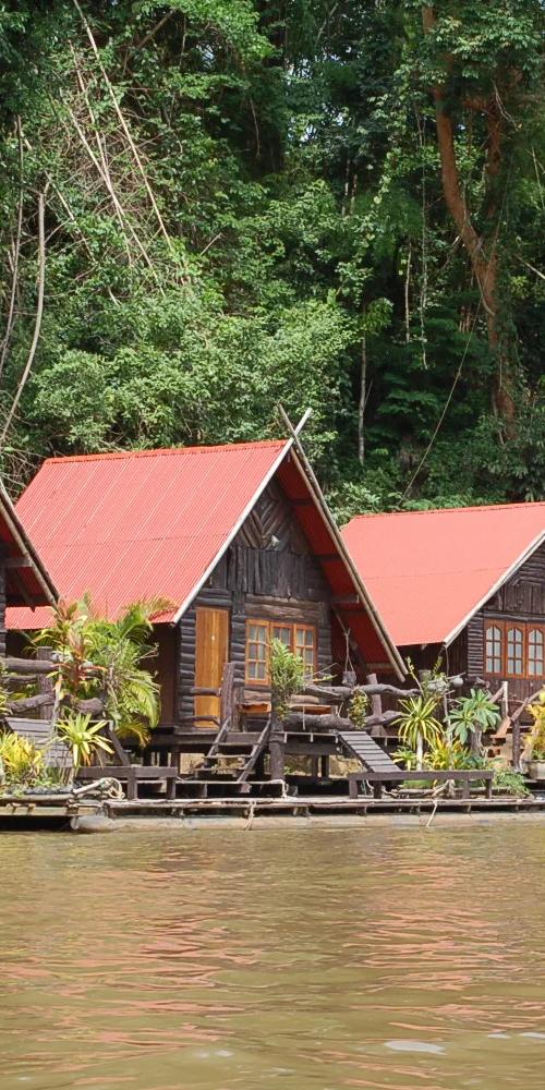 พักผ่อนกลางน้ำ ล่องแพชิลๆ ที่แพไทรโยค กาญจนบุรี | ทริปพักใจสุดฟิน