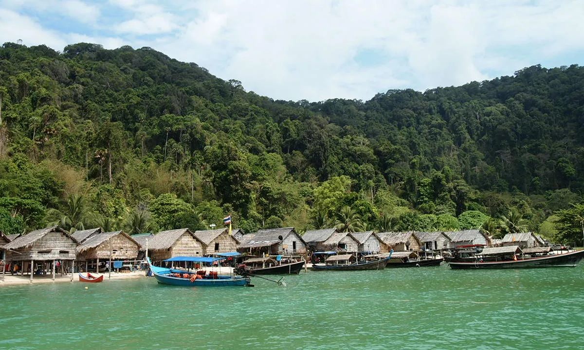 หมู่เกาะสุรินทร์ 2026: เปิดฤดู 15 ตุลาคม ปะการังฟอกขาว หมู่บ้านมอแกน คู่มือเที่ยว